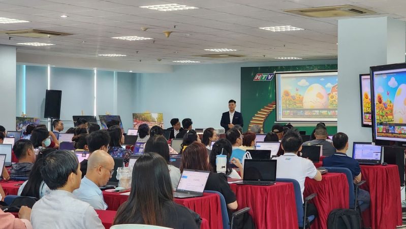 Trung Caha đào tạo AI trong lớp học với học viên